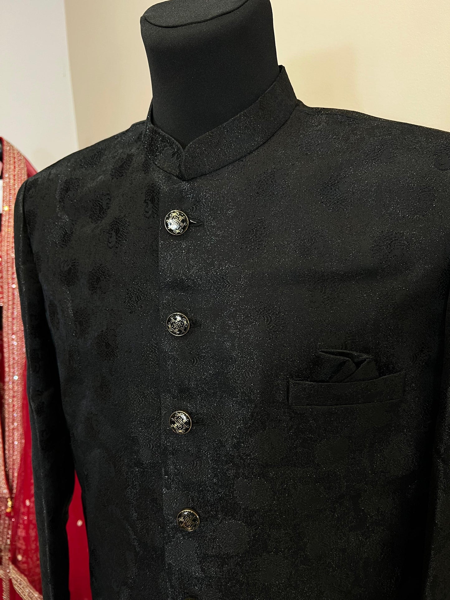 Sharvani in Schwarz / Gold
