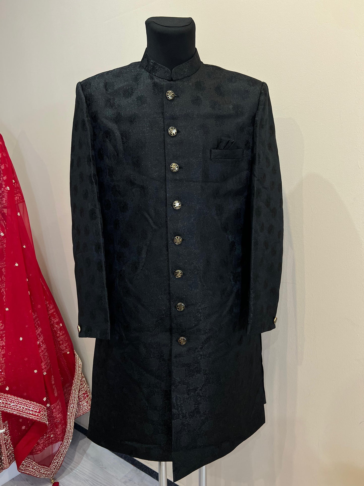 Sharvani in Schwarz / Gold