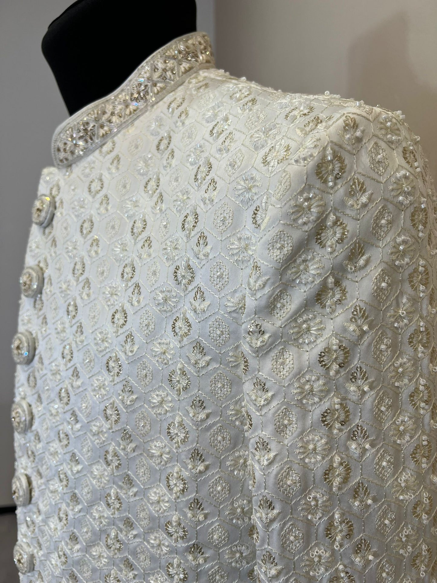 handgearbeiteter Sharvani in Cremeweiß mit Perlenstickerei