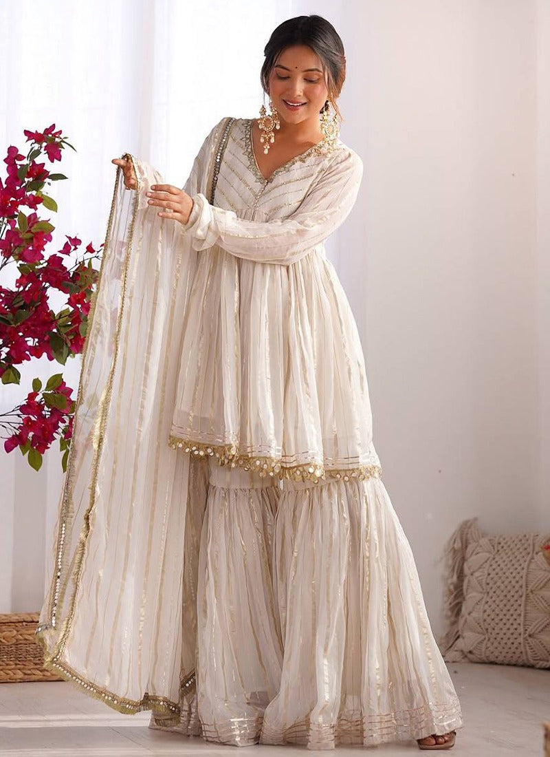 Gestreiftes Tussar-Seiden Anarkali-Sharara-Set mit Gotta Patti, V-Ausschnitt, weitem Saum und einfarbigem Dupatta – festliches Damenoutfit.