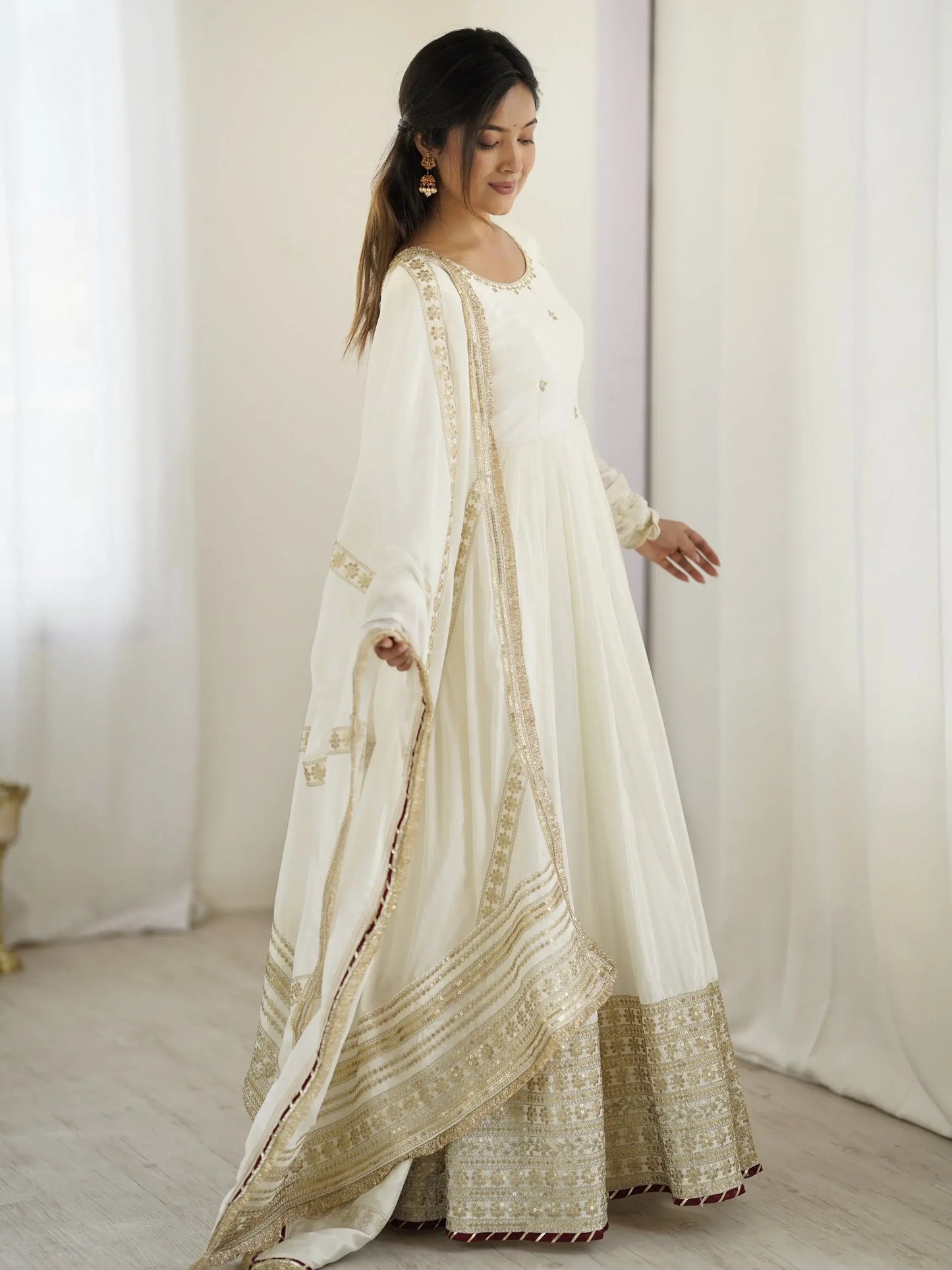 Elegantes Weißes Anarkali-Set aus Chinon & Dupatta