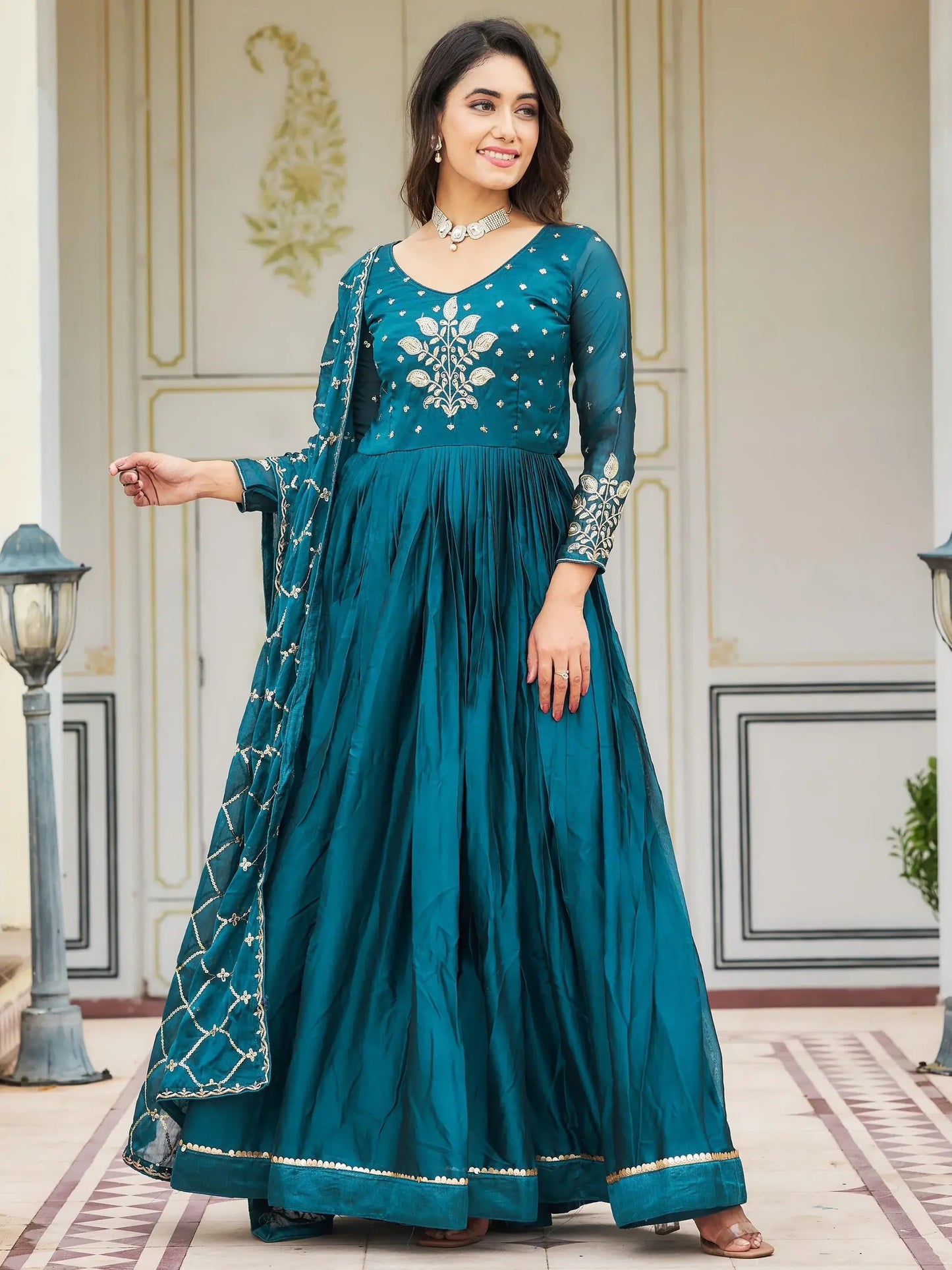 Elegantes Tealblaues Rangoli Seidenkleid mit Pailletten und Dupatta