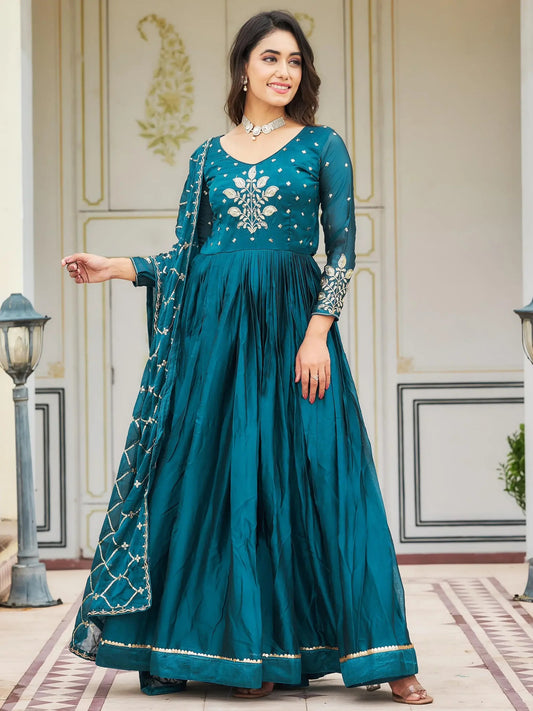 Elegantes Tealblaues Rangoli Seidenkleid mit Pailletten und Dupatta