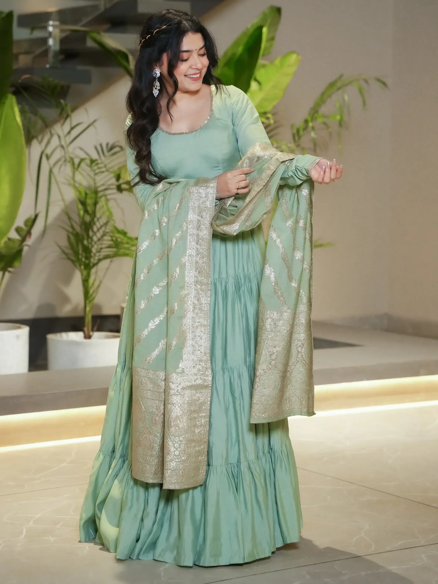 Elegantes Pista-Grünes Anarkali-Set mit Banarasi Dupatta