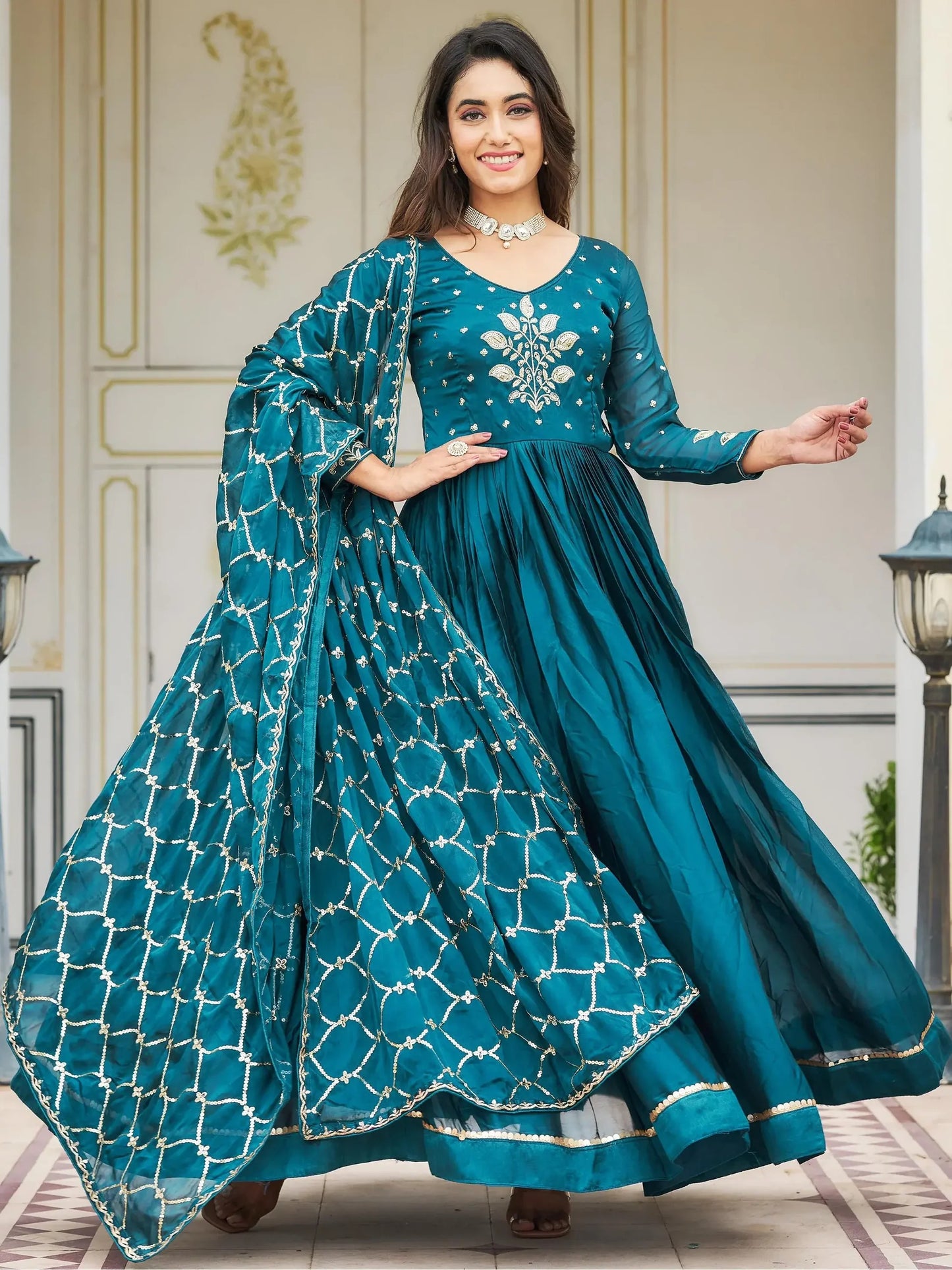 Elegantes Tealblaues Rangoli Seidenkleid mit Pailletten und Dupatta