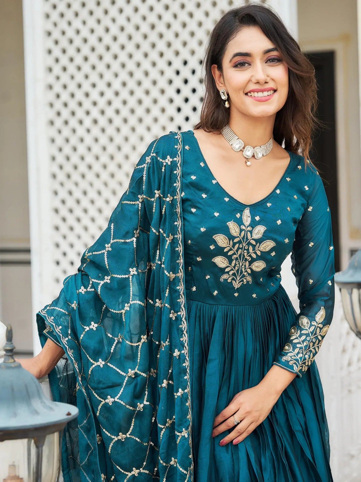 Elegantes Tealblaues Rangoli Seidenkleid mit Pailletten und Dupatta