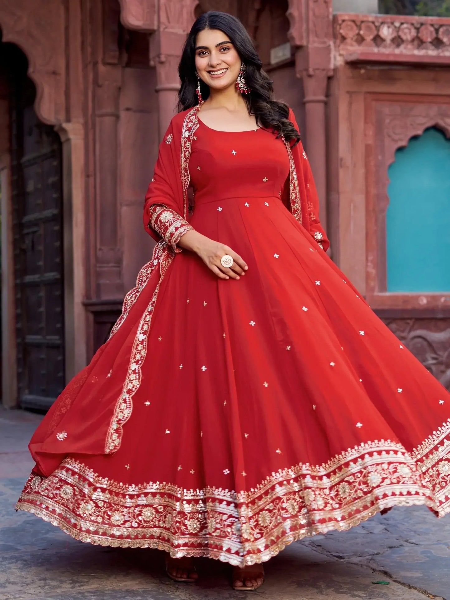 Elegantes Rotes Georgette Festkleid mit Stickerei und Dupatta