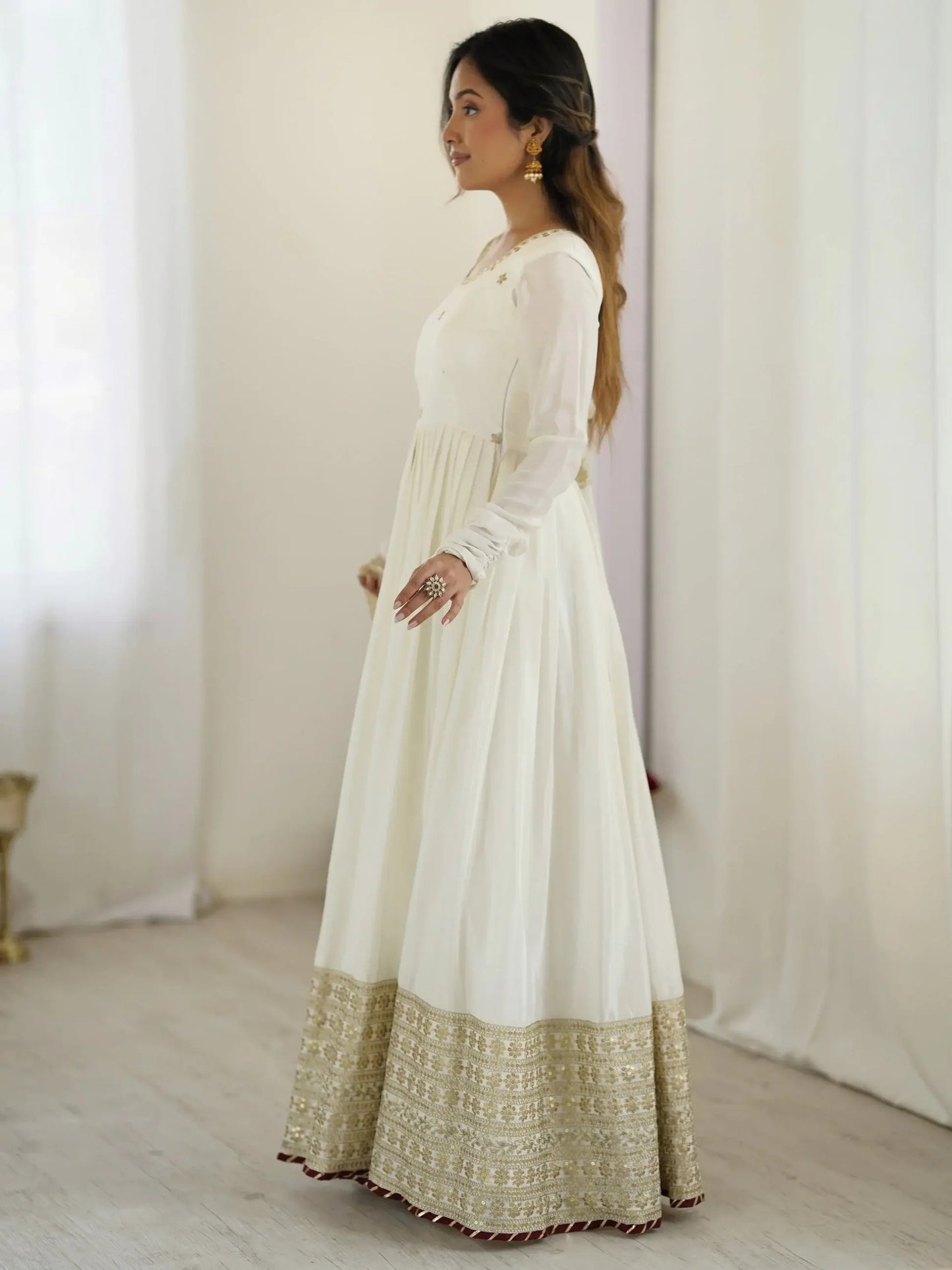 Elegantes Weißes Anarkali-Set aus Chinon & Dupatta