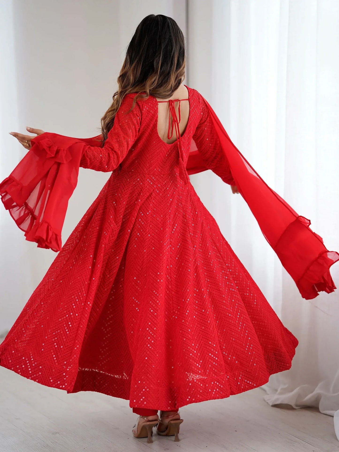 Rotes Georgette-Anarkali-Set mit Lucknawi-Stickerei