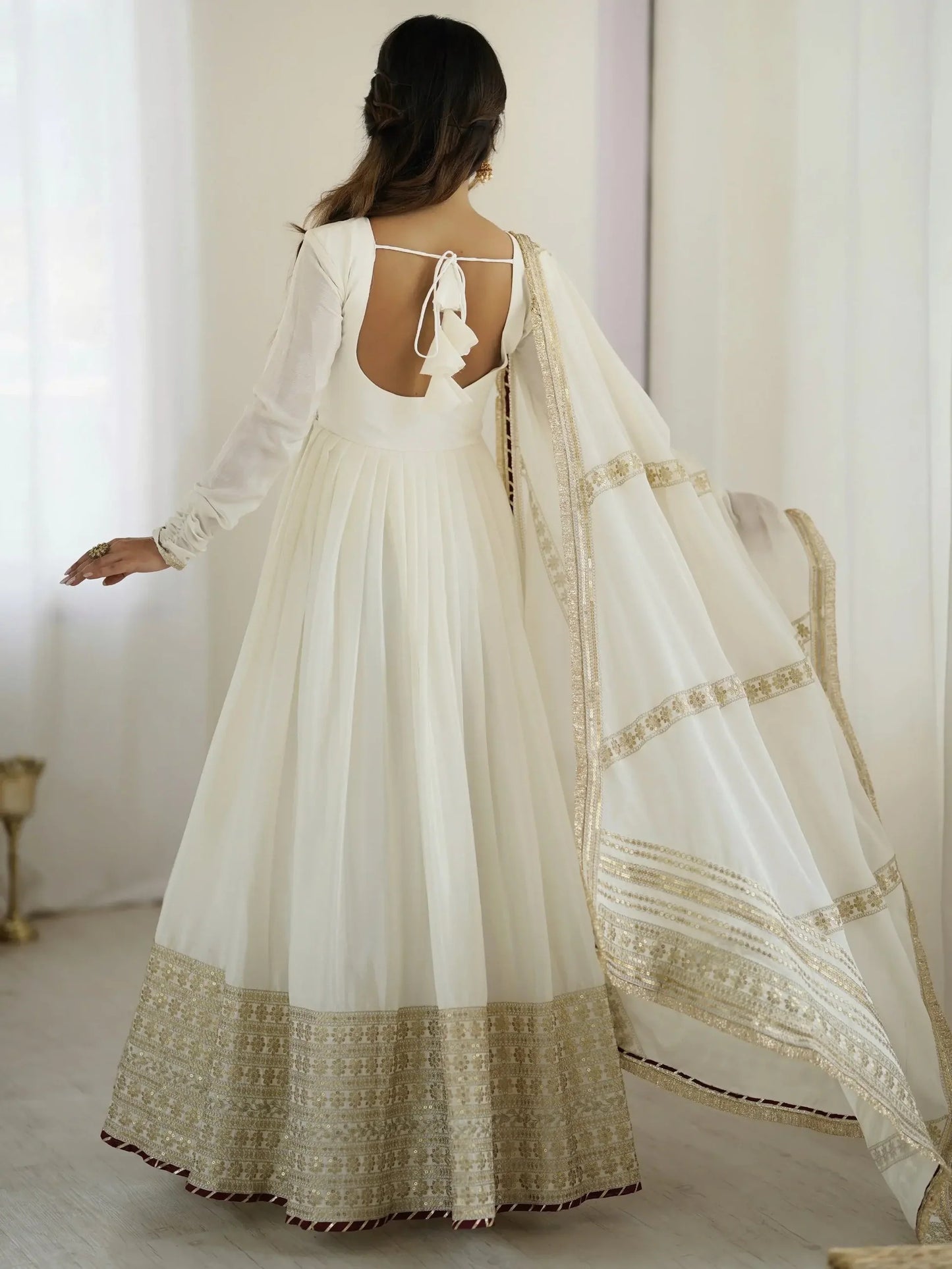 Elegantes Weißes Anarkali-Set aus Chinon & Dupatta