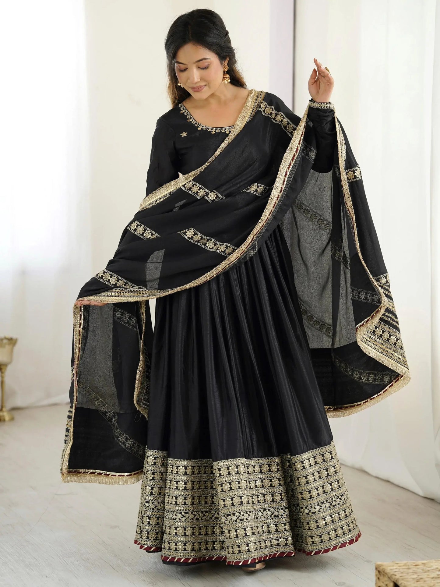 Schwarzes Chinon-Seiden Anarkali-Set mit Faden- und Paillettenstickerei, passender Hose und Dupatta mit Spitzenbordüre – festliches Damenoutfit.