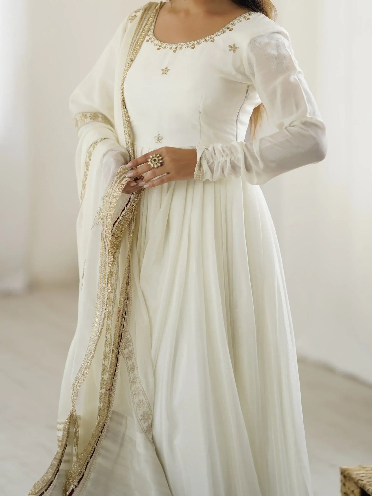 Weißes Chinon-Seiden Anarkali-Set mit feiner Pailletten- und Fadenstickerei, schlichter Hose und besticktem Dupatta mit Spitzenbordüre – festliches Damenoutfit.