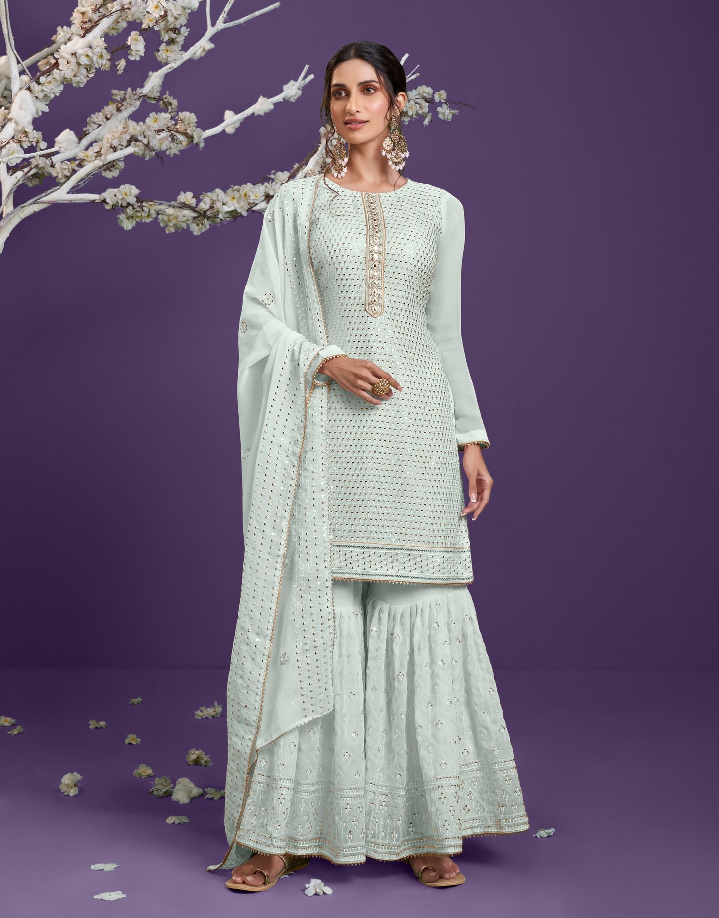 Georgette-Gharara-Set mit aufwendiger Faden- & Paillettenstickerei, Handarbeit am Halsausschnitt, semi-stitched Design, Top, Hose & Dupatta.