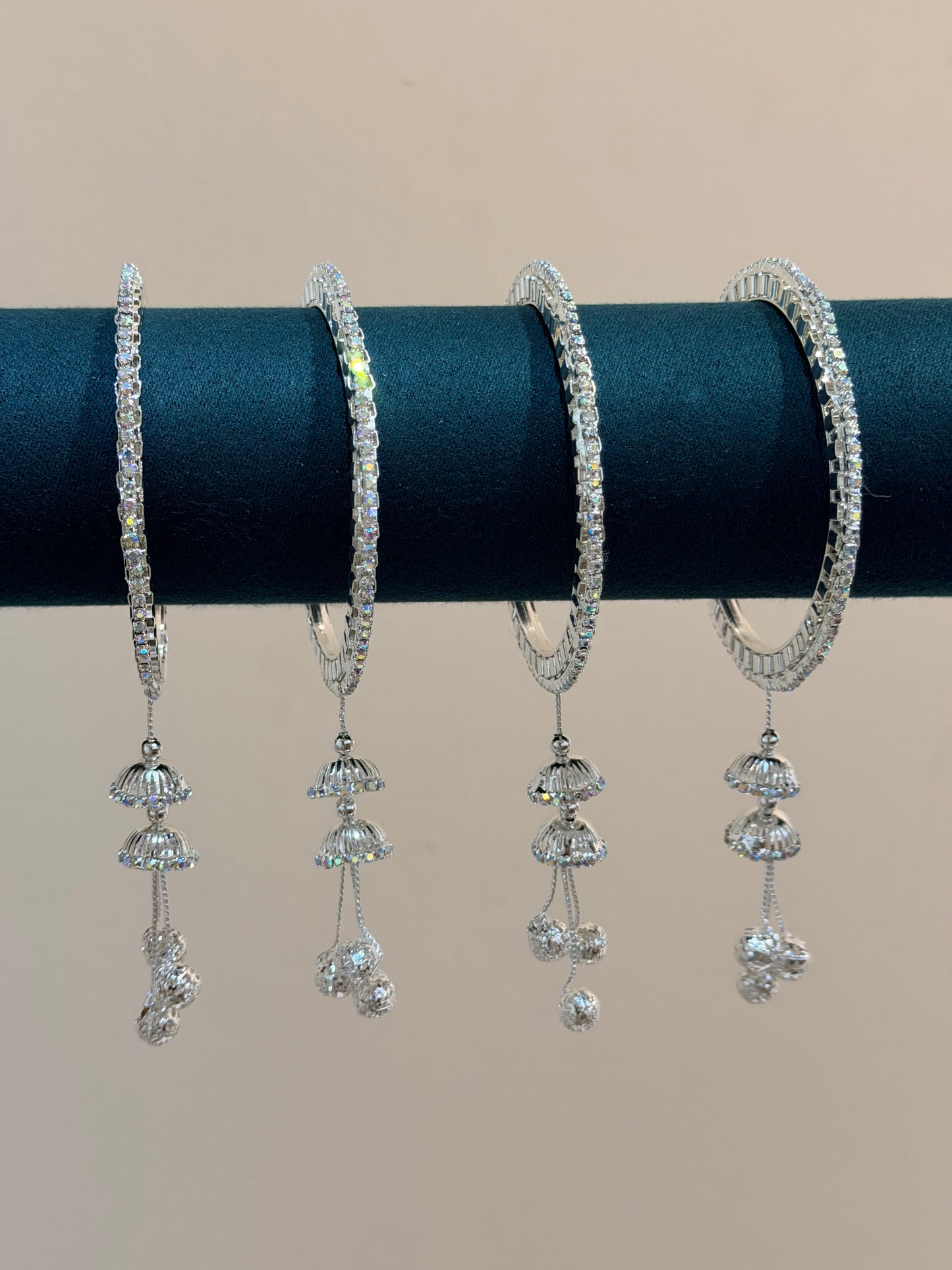 Bangles with hanging Latkan (4-teilig)