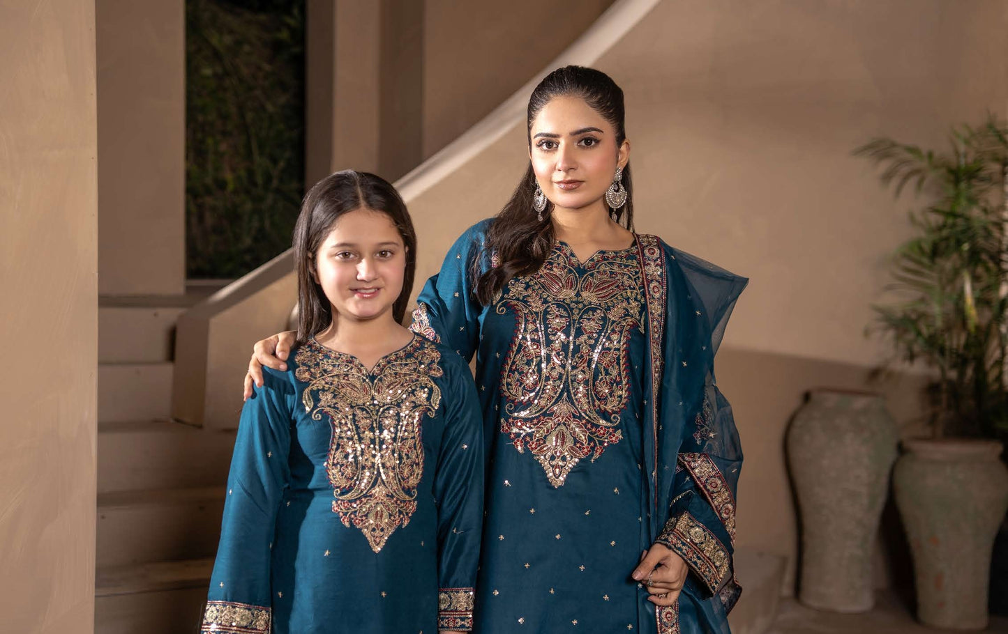 Mother Daughter Linen Embroidered - Teal Blau