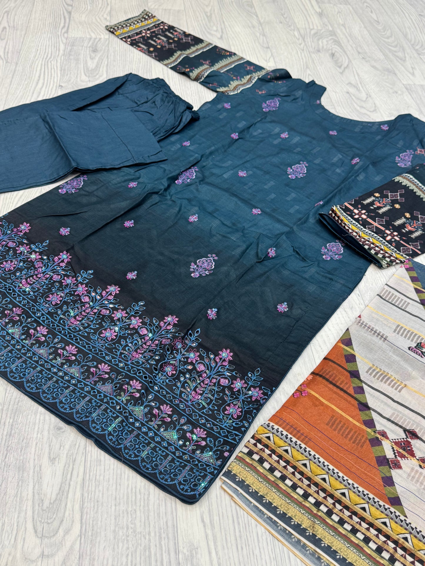 3-teiliges Suit Set aus Lawn- Suit D04