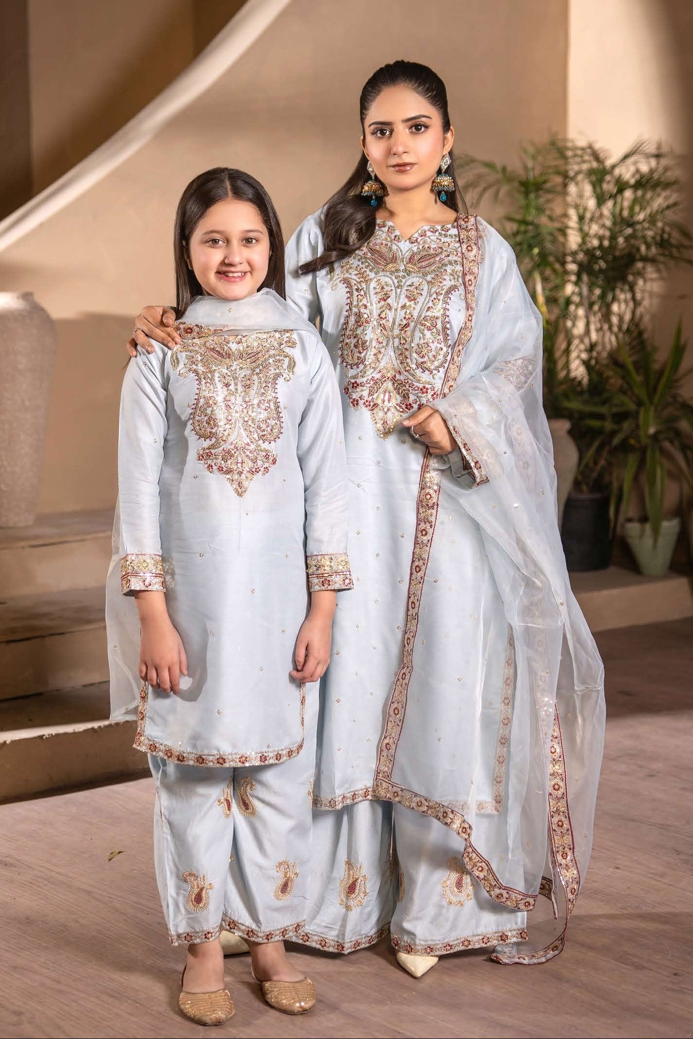 Mother Daughter Linen Embroidered - Baby Blau