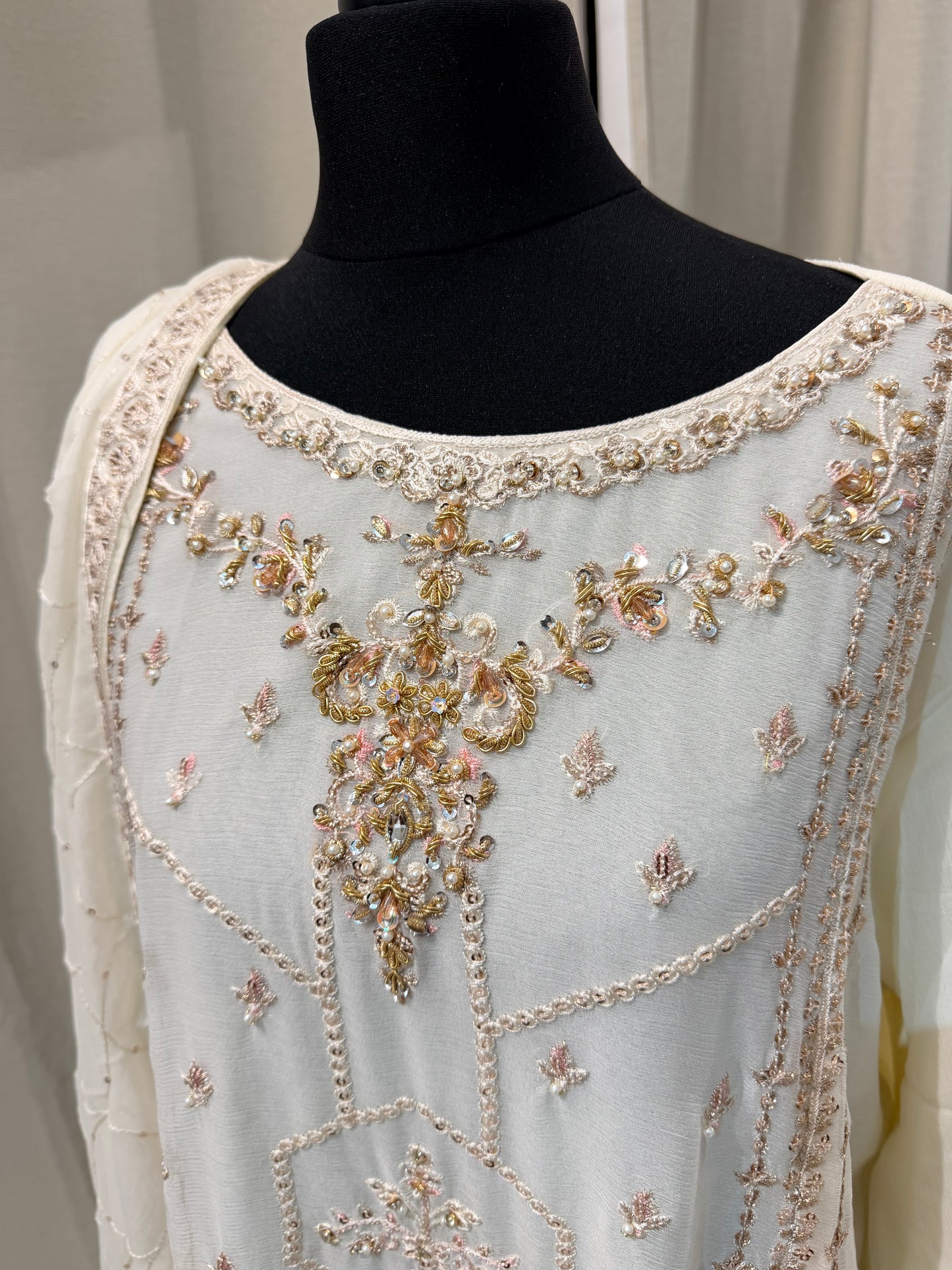 Embroidered Chiffon punjabi with work- offwhite / Gold
