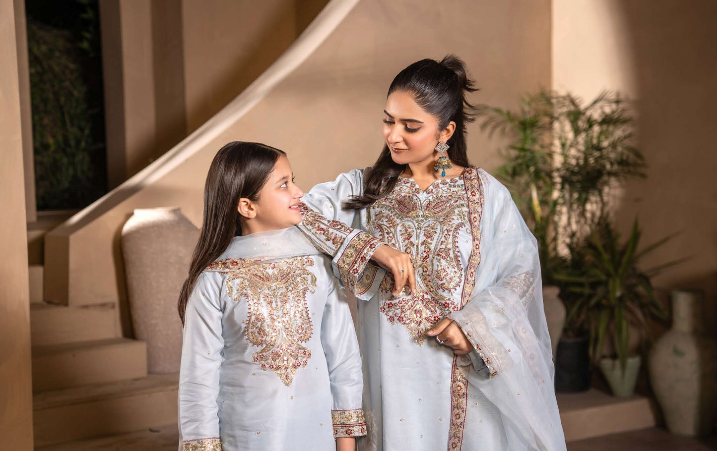 Mother Daughter Linen Embroidered - Baby Blau