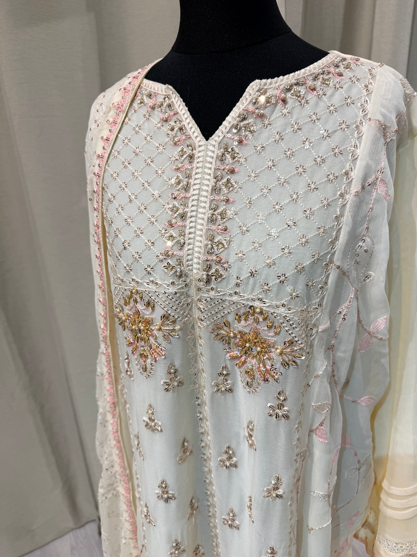 Embroidered Chiffon punjabi with work- creme /pink