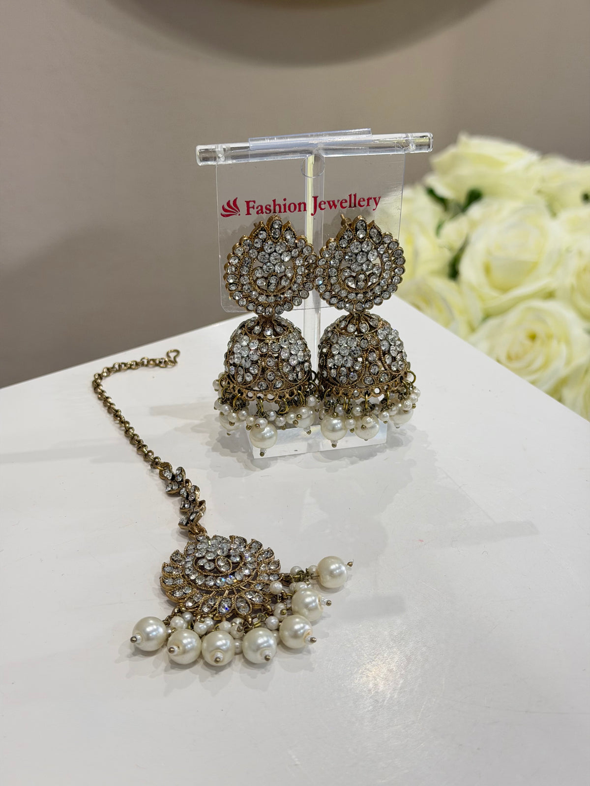 Jhumki Earrings und Tikka Jewellery
