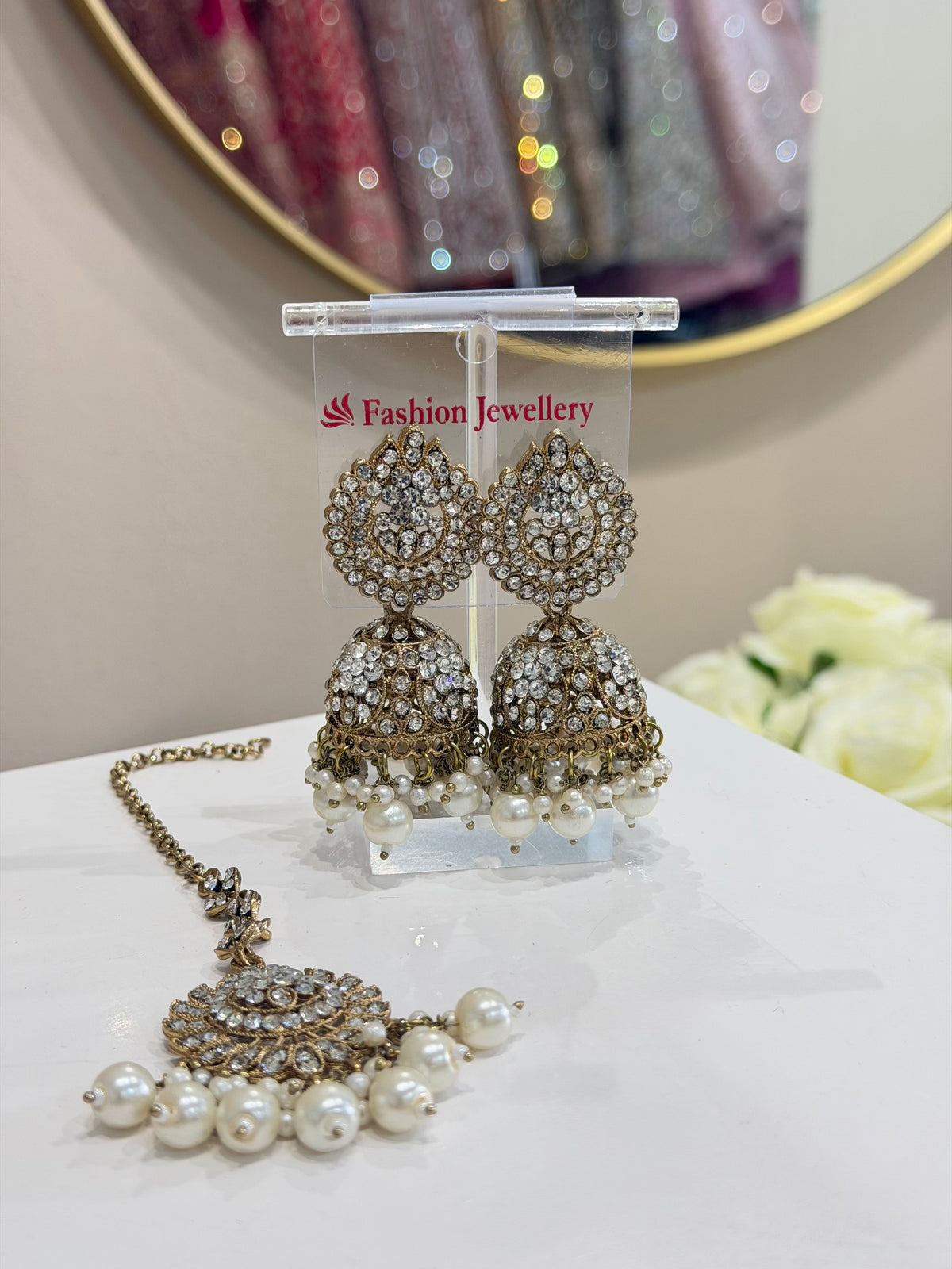 Jhumki Earrings und Tikka Jewellery