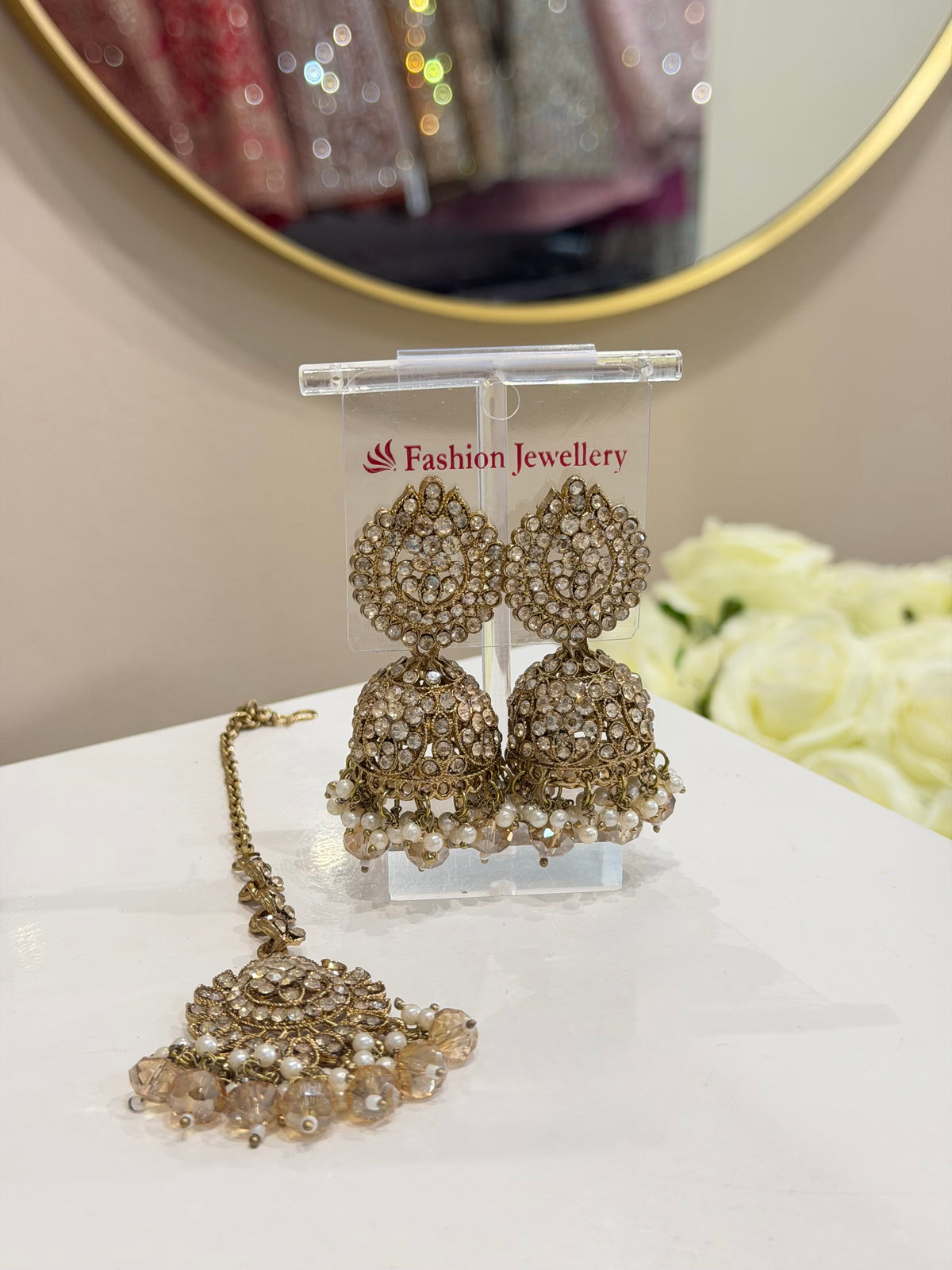 Jhumki Earrings und Tikka Jewellery