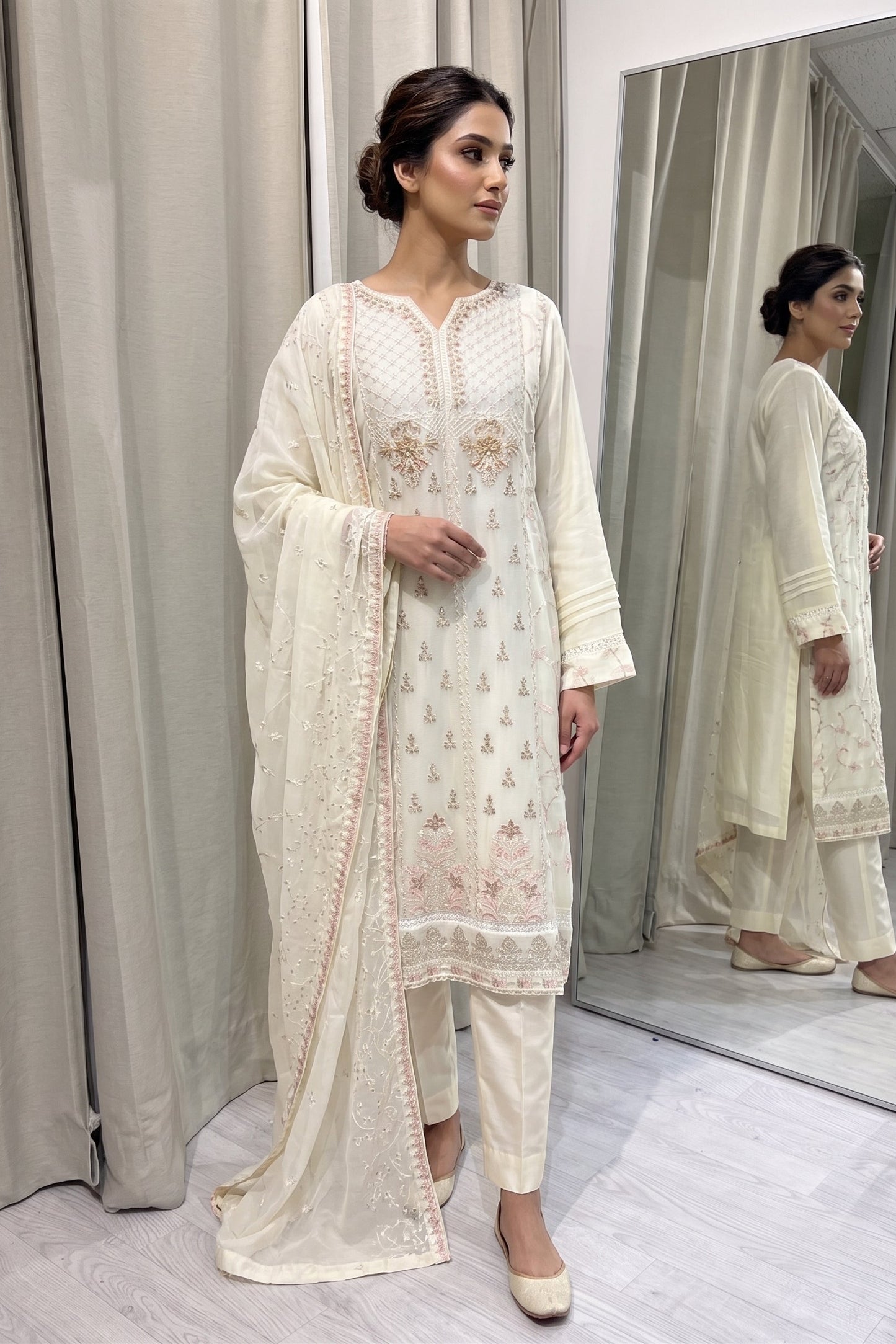 Embroidered Chiffon punjabi with work- creme /pink