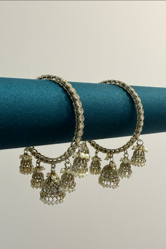Antik-Gold Multiple Jhumka with pearls Bangles