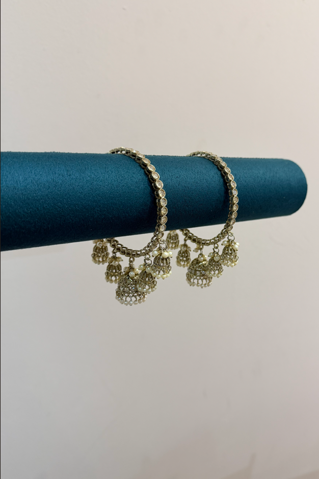 Antik-Gold Multiple Jhumka with pearls Bangles