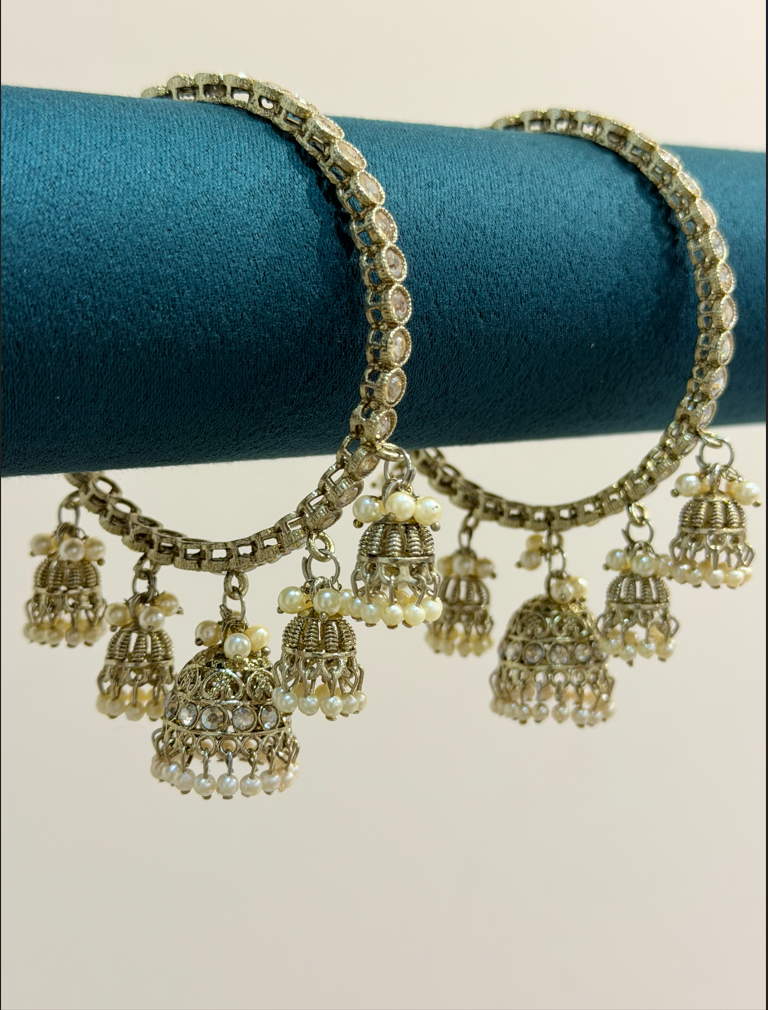 Antik-Gold Multiple Jhumka with pearls Bangles