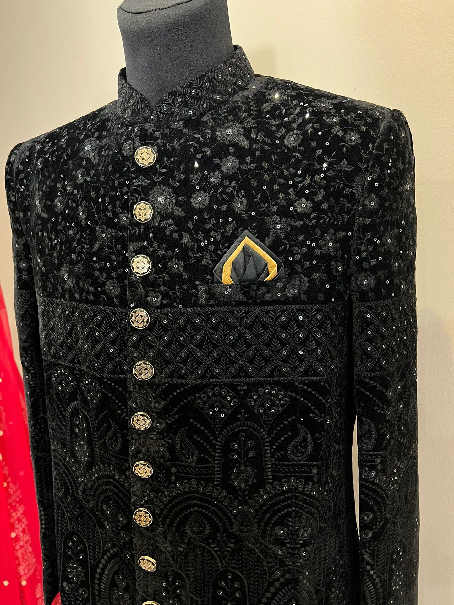 Sharvani in Schwarz gold aus Samt