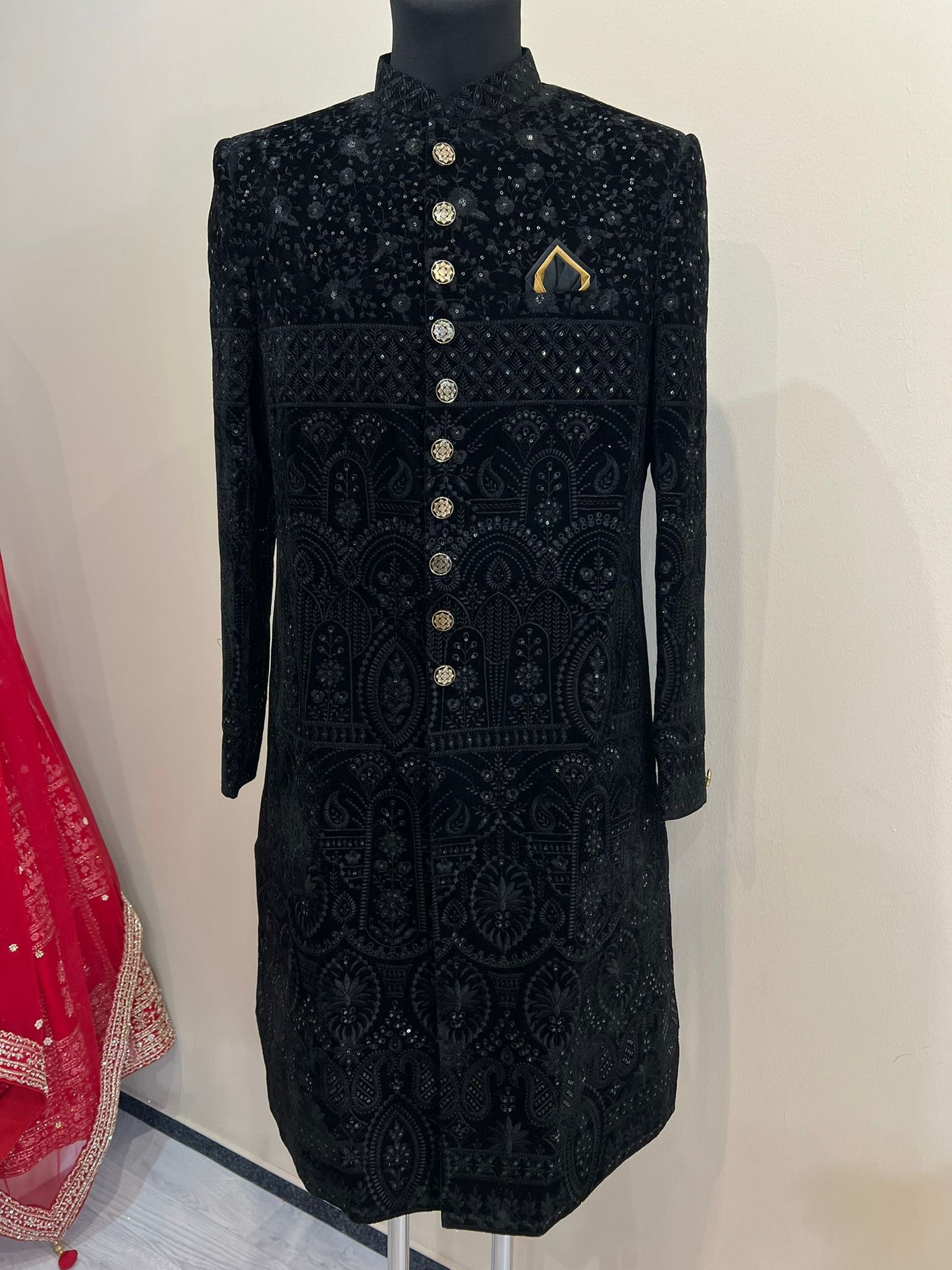 Sharvani in Schwarz gold aus Samt