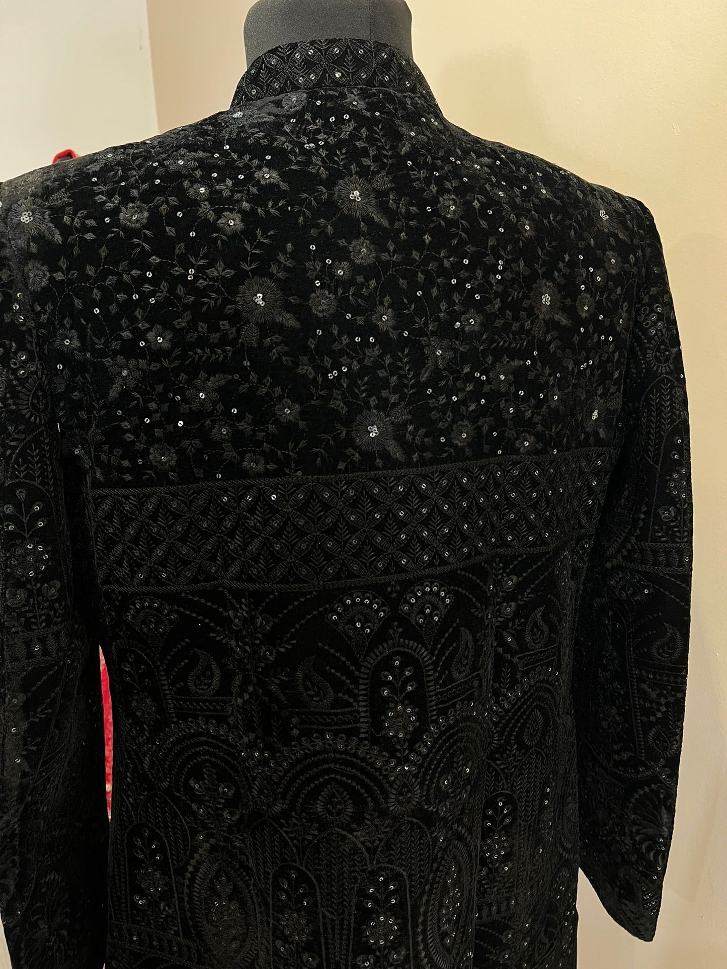 Sharvani in Schwarz gold aus Samt