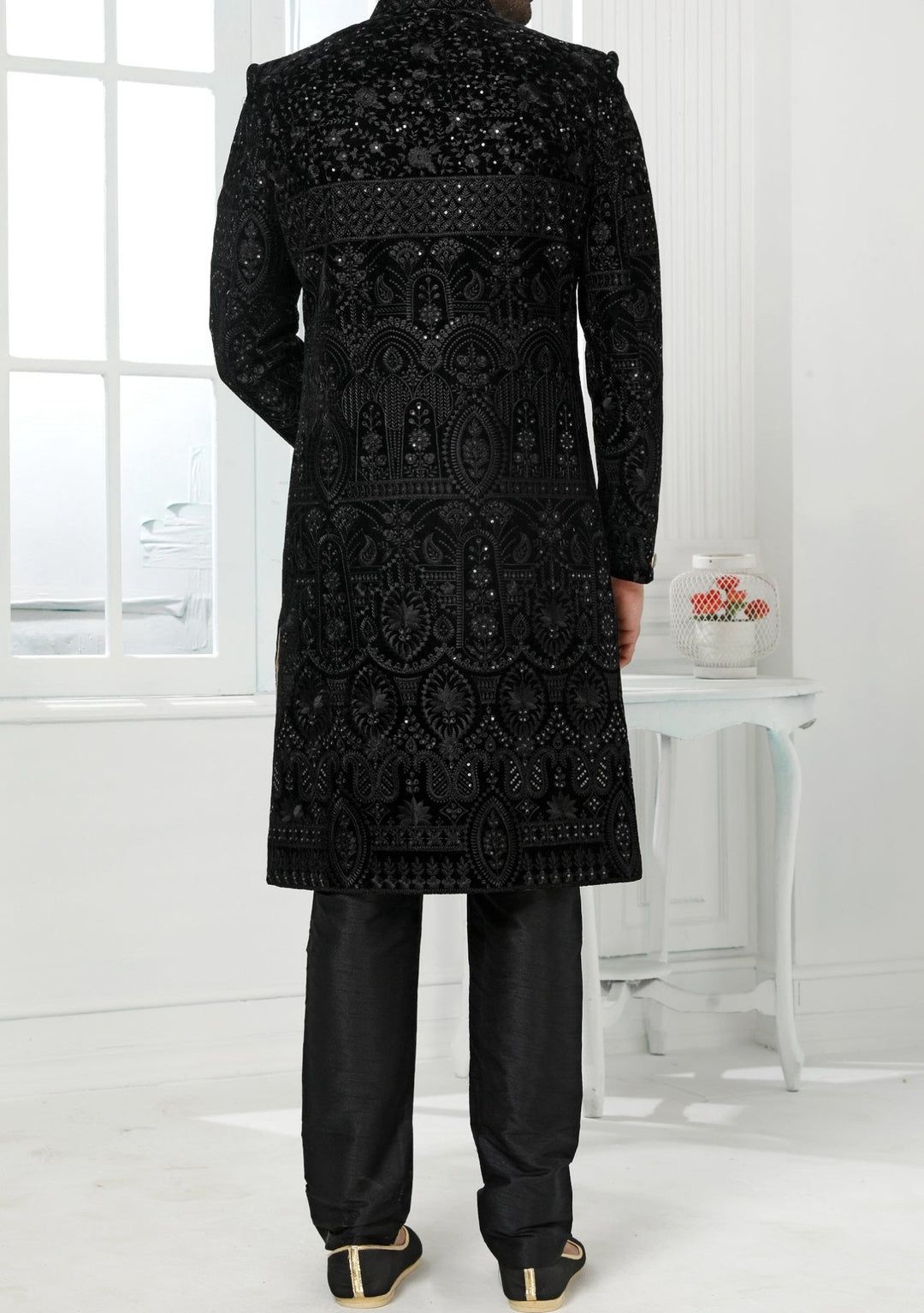 Sharvani in Schwarz gold aus Samt