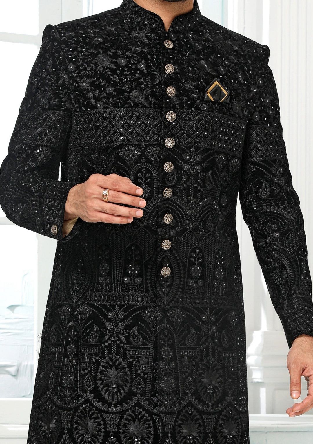 Sharvani in Schwarz gold aus Samt