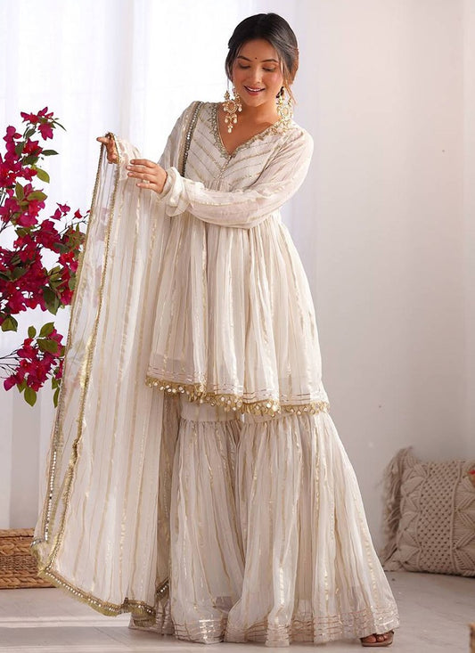 Gestreiftes Tussar-Seiden Anarkali-Sharara-Set mit Gotta Patti, V-Ausschnitt, weitem Saum und einfarbigem Dupatta – festliches Damenoutfit.