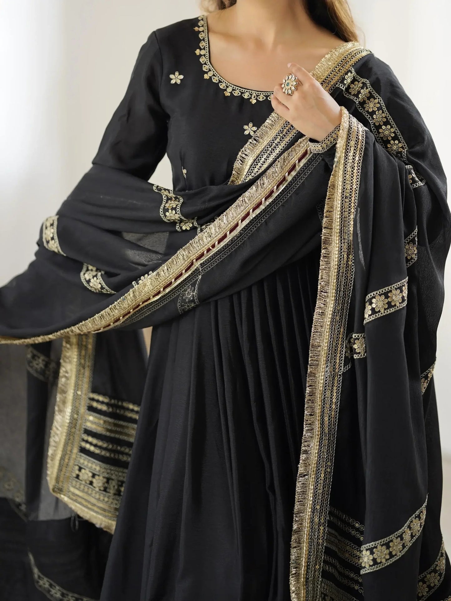 Elegantes Schwarzes Anarkali-Set aus Chinon