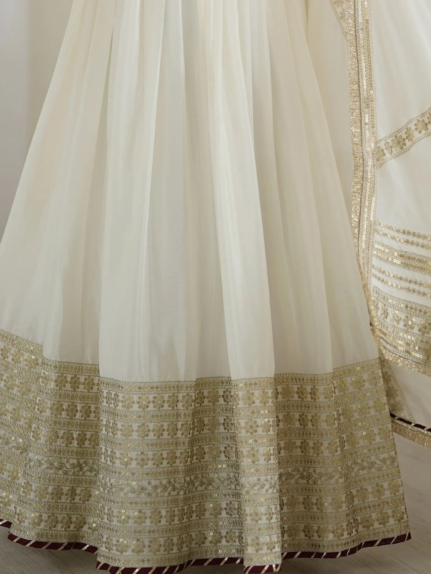Elegantes Weißes Anarkali-Set aus Chinon & Dupatta