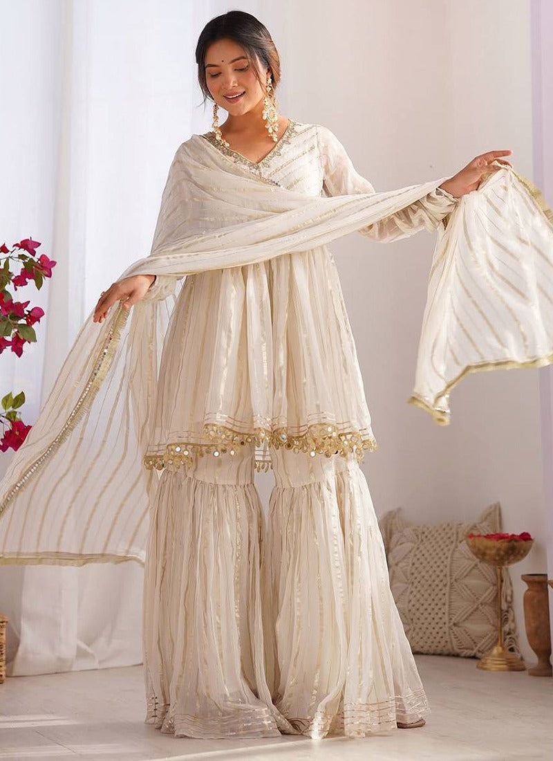 Gestreiftes Tussar-Seiden Anarkali-Sharara-Set mit Gotta Patti, V-Ausschnitt, weitem Saum und einfarbigem Dupatta – festliches Damenoutfit.