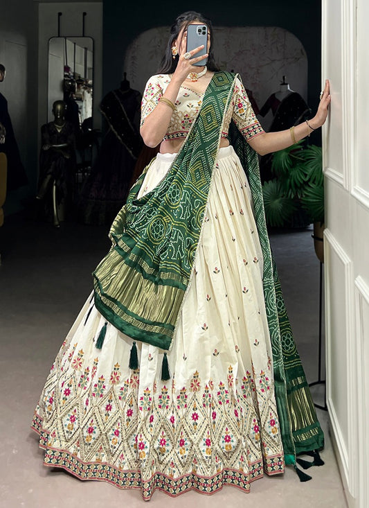 Elegantes Cream Khadi Cotton Lehenga Choli mit Sequin Work & grüner Dupatta – Festival Wear