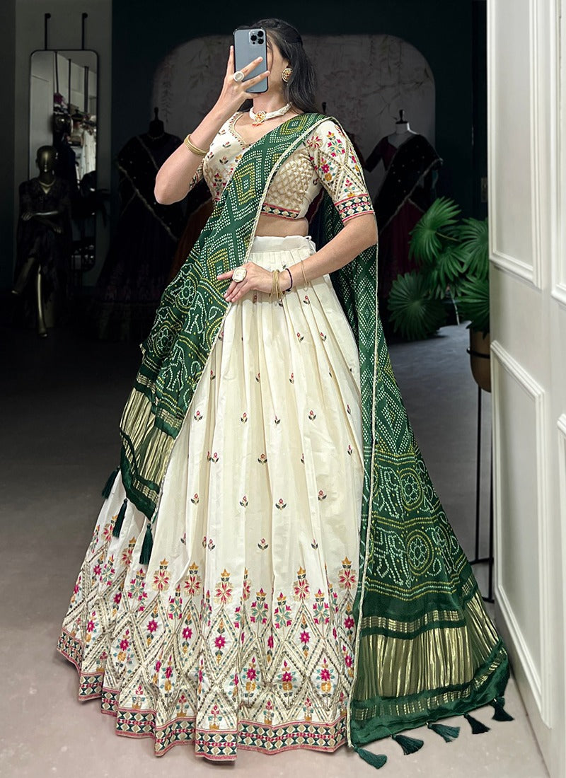 Elegantes Cream Khadi Cotton Lehenga Choli mit Sequin Work & grüner Dupatta – Festival Wear