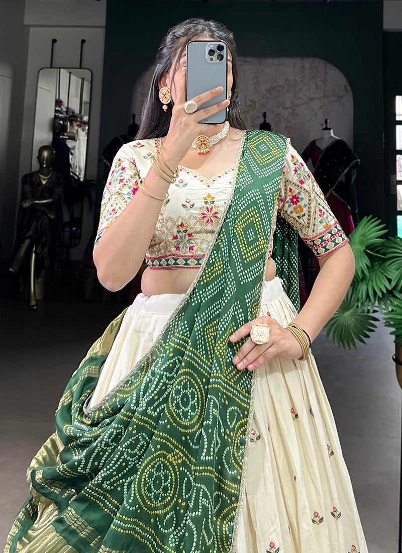 Elegantes Cream Khadi Cotton Lehenga Choli mit Sequin Work & grüner Dupatta – Festival Wear
