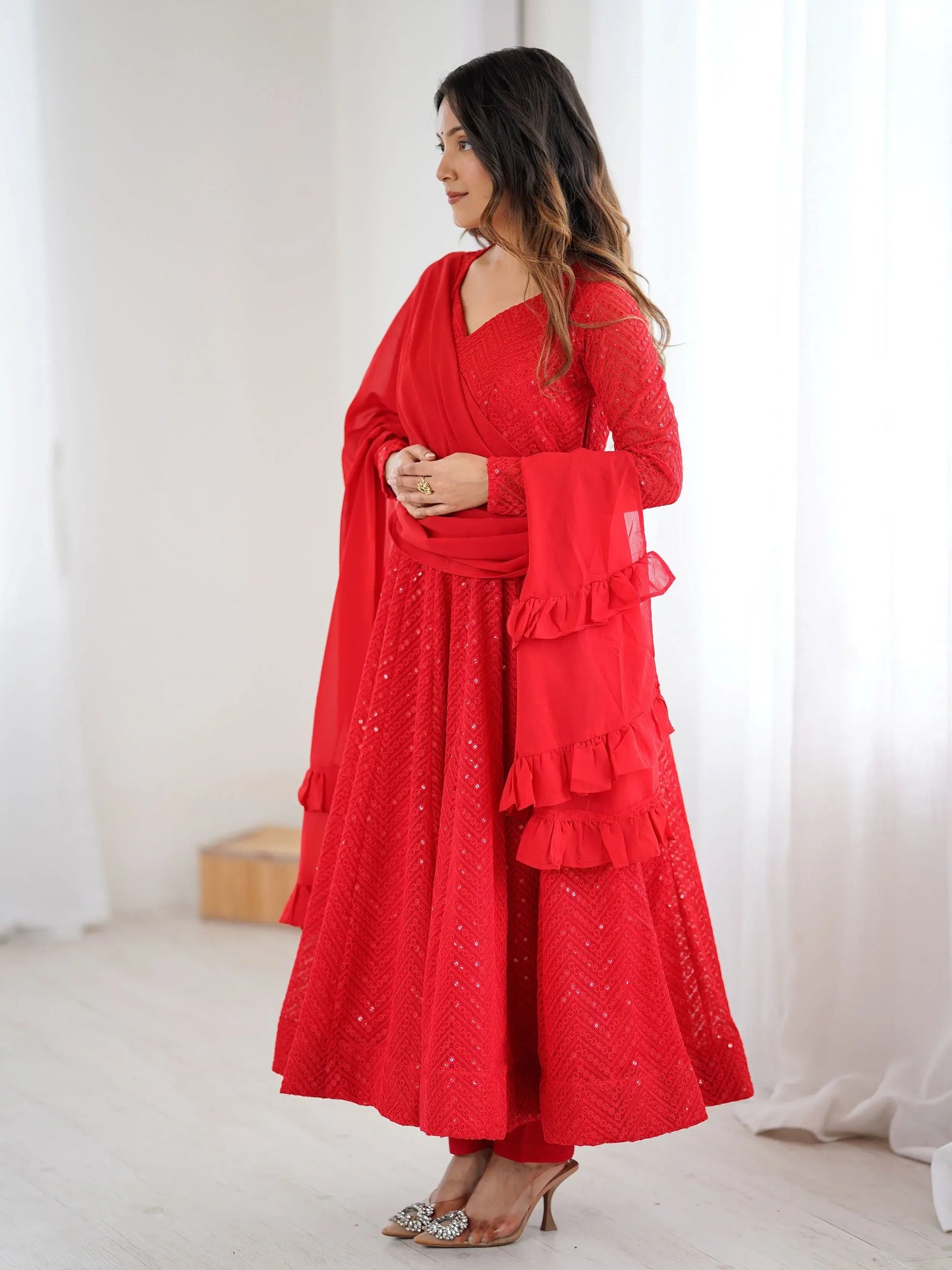 Rotes Georgette-Anarkali-Set mit Lucknawi-Stickerei
