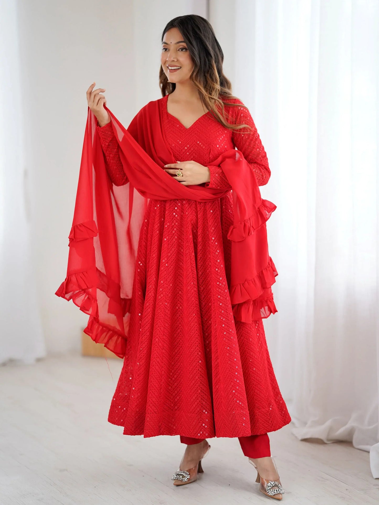 Rotes Georgette-Anarkali-Set mit Lucknawi-Stickerei