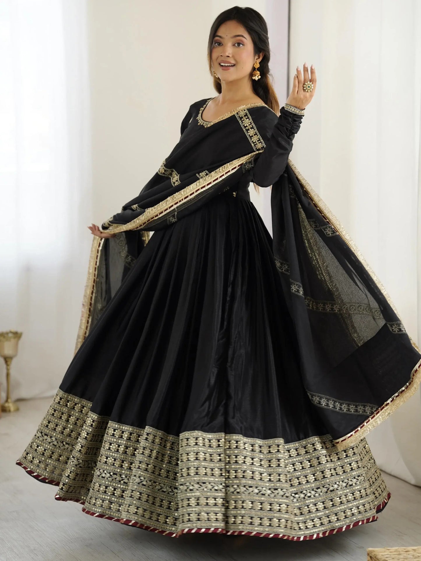Elegantes Schwarzes Anarkali-Set aus Chinon