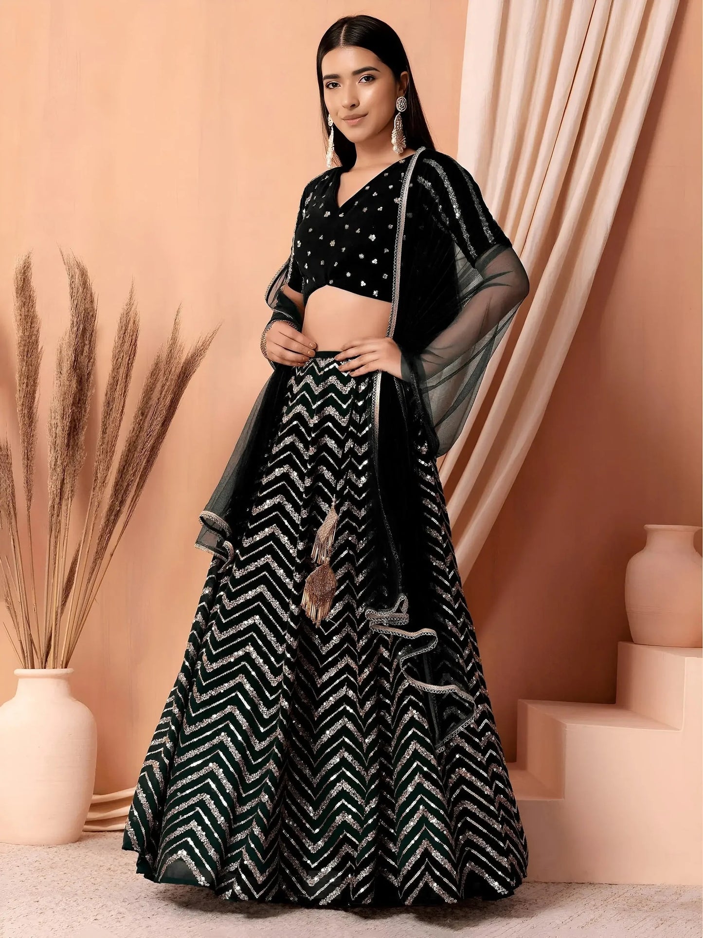 Black Embroided Georgette Lehenga Choli mit Net Dupatta