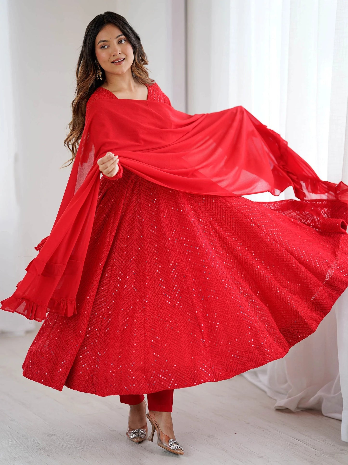 Rotes Georgette-Anarkali mit Lucknawi-Stickerei, Pailletten, Micro-Cotton-Hose und Rüschen-Dupatta – festliches Hochzeitsoutfit für Damen.