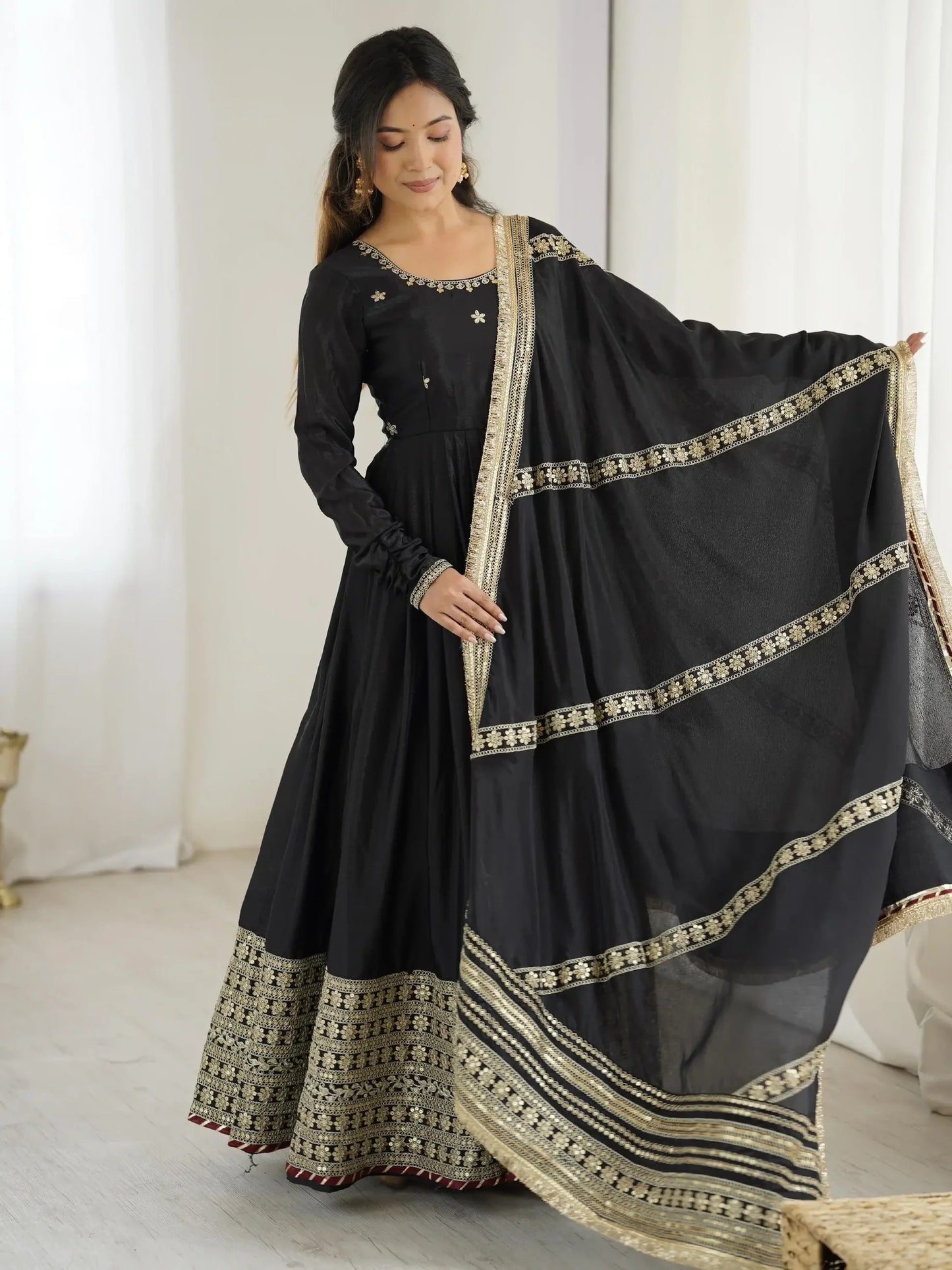 Schwarzes Chinon-Seiden Anarkali-Set mit Faden- und Paillettenstickerei, passender Hose und Dupatta mit Spitzenbordüre – festliches Damenoutfit.