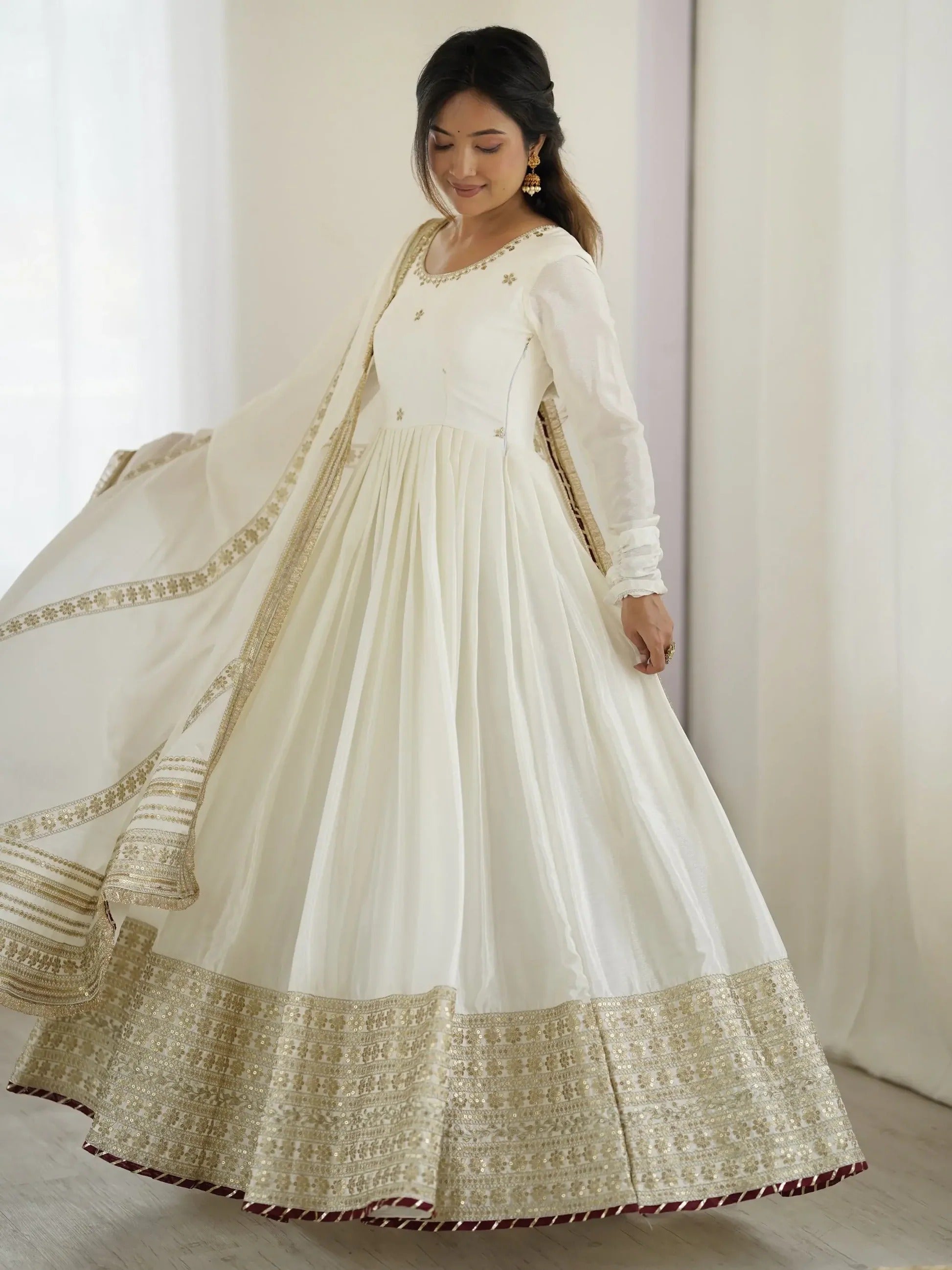 Weißes Chinon-Seiden Anarkali-Set mit feiner Pailletten- und Fadenstickerei, schlichter Hose und besticktem Dupatta mit Spitzenbordüre – festliches Damenoutfit.
